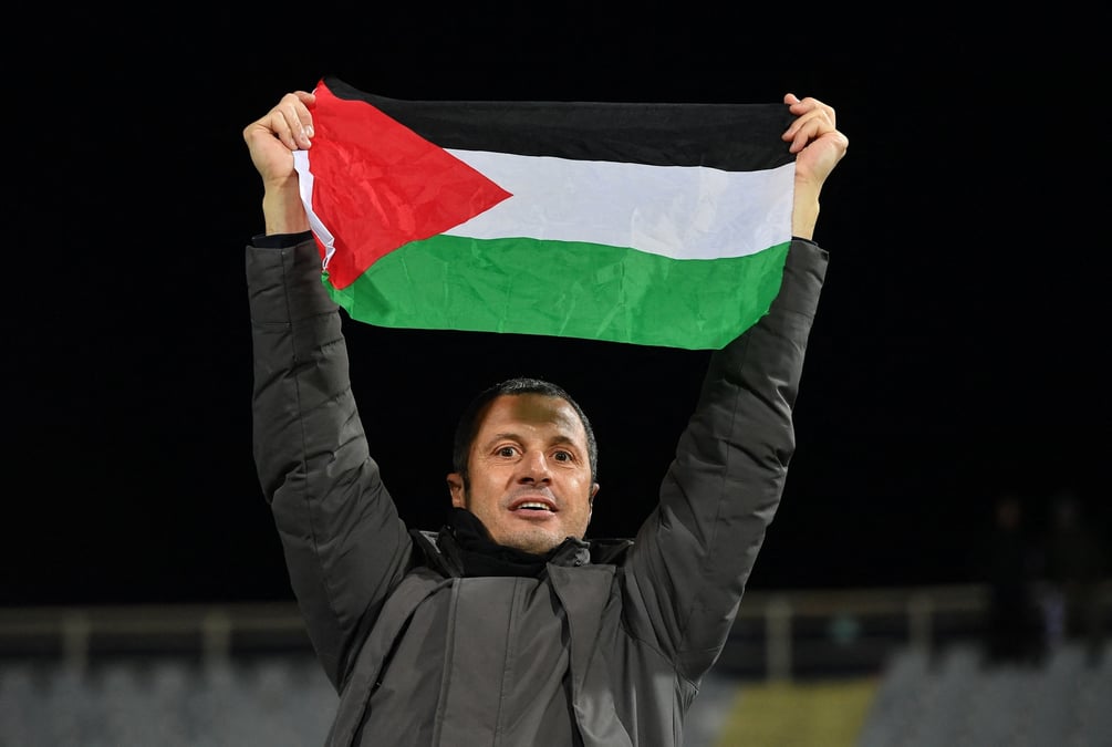 Un homme brandit un drapeau palestinien