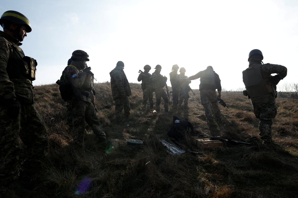 Des soldats font des manoeuvres pres de kreminna, ukraine