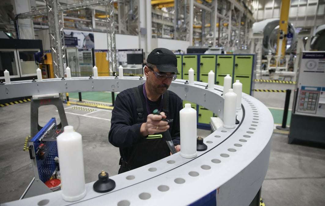 Photo d'un ouvrier qui assemble une eolienne a l'usine siemens gamesa