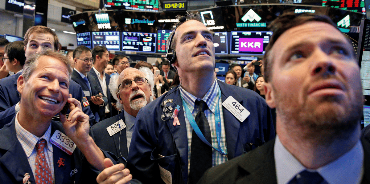 Des traders travaillent a la bourse de new york
