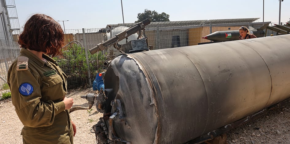 À Kiryat Malachi, le 16 avril, une soldate israélienne devant un missile iranien, tombé le 13 avril.