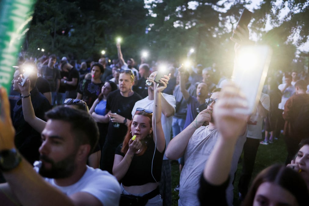 Photo des dizaines de milliers de serbes qui se sont rassembles samedi a belgrade pour manifester contre le gouvernement