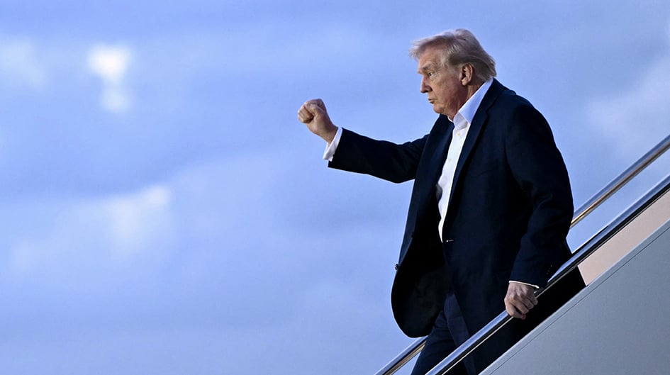 Le président américain à sa descente d’Air Force One, à son arrivée à Palm Beach, vendredi 11 avril 2025.