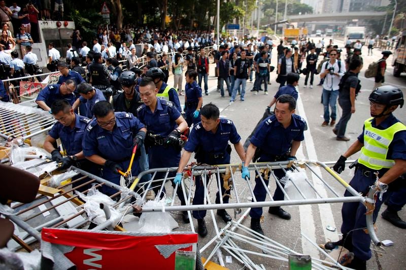 La police de Hong Kong démonte des barricades