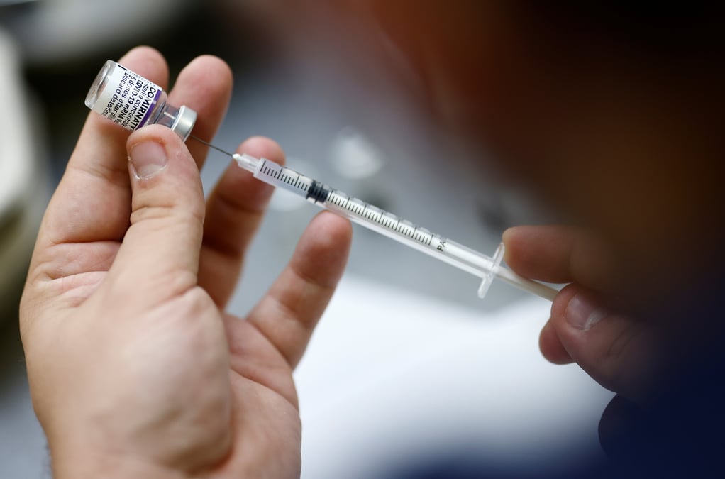 Coronavirus: le gouvernement pousse au rappel vaccinal, un amenagement du pass sanitaire pas exclu