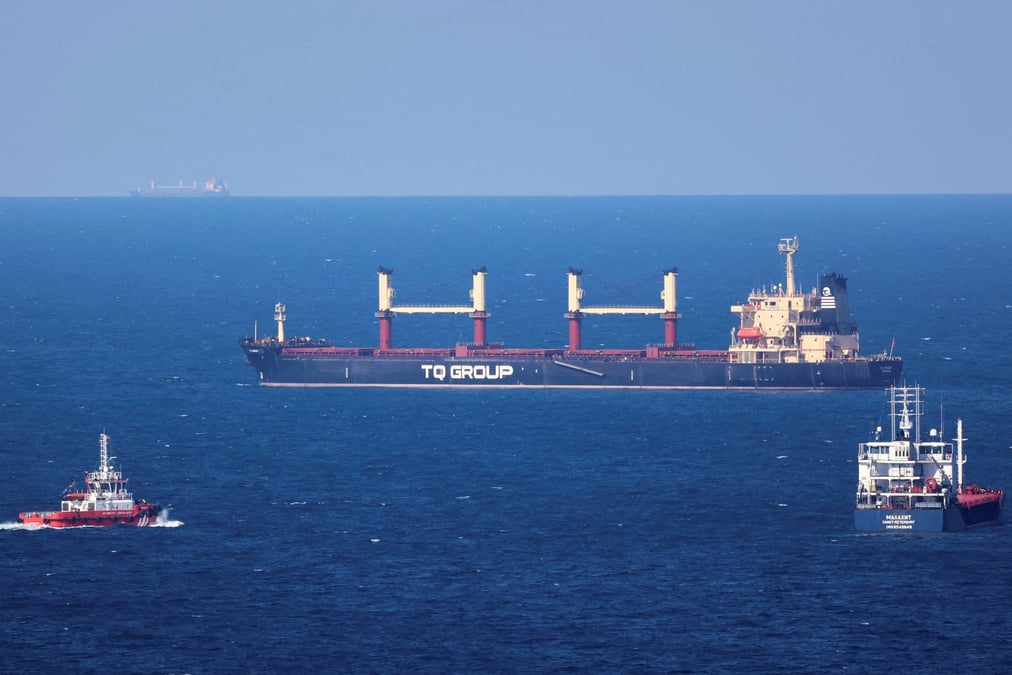 Photo d'archives: le vraquier battant pavillon turc tq samsun, transportant du grain dans le cadre de l'initiative cerealiere de la mer noire des nations unies, navigue dans la mer noire au nord du detroit du bosphore au large d'istanbul, en turquie