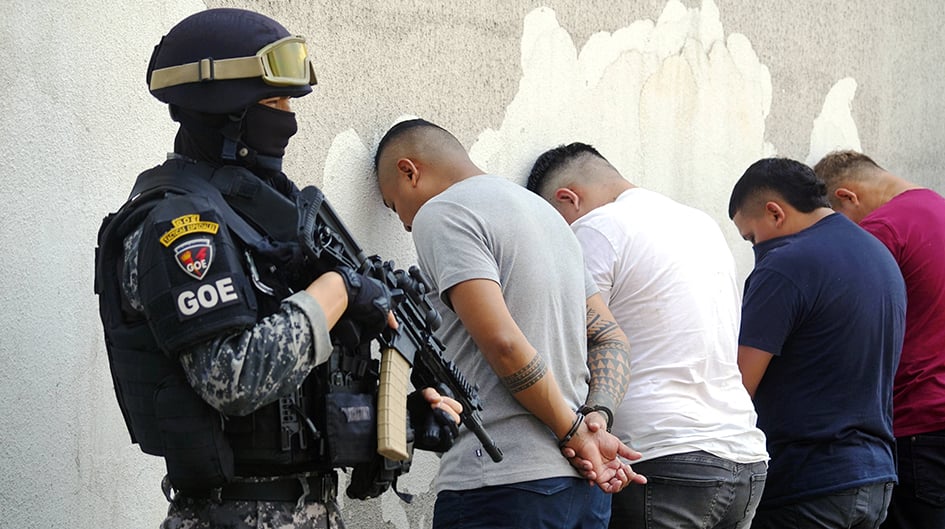 En Équateur, les forces de police mènent la guerre au grand banditisme toujours plus présent dans la région.