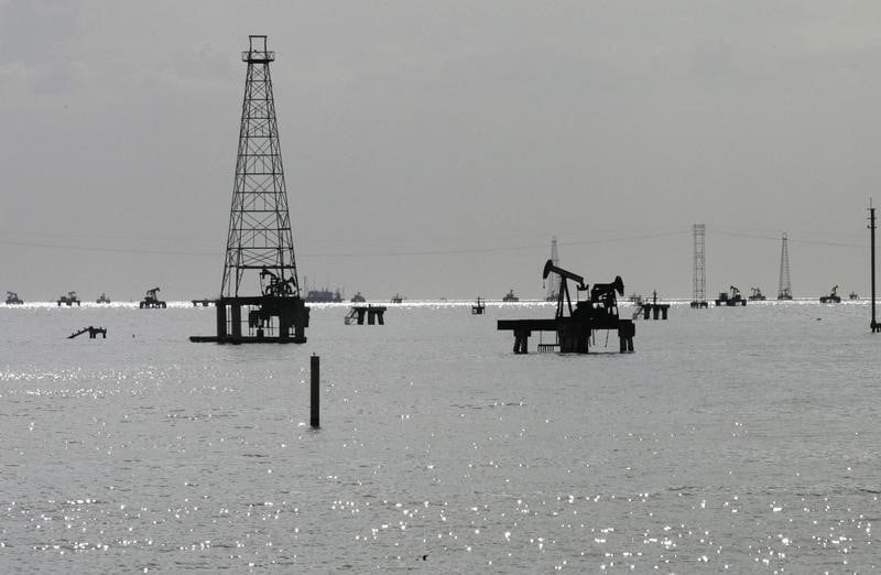 Les cours du petrole sont repartis a la baisse lundi