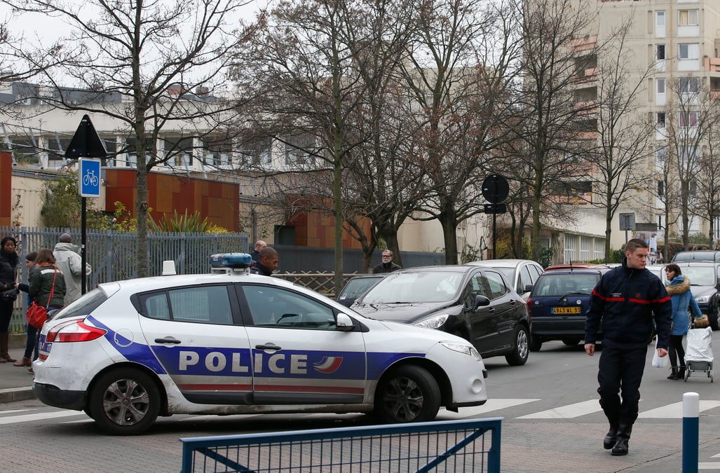 Des policiers dans les etablissements scolaires difficiles