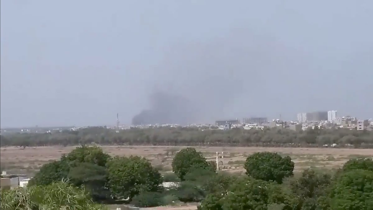 Un avion avec 107 personnes a bord s'ecrase sur un quartier de karachi