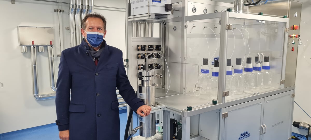 Matthieu Giraud, directeur mondial Corden Pharma de la Plateforme Lipides à côté de la ligne de purification des lipides (technologie SFC)