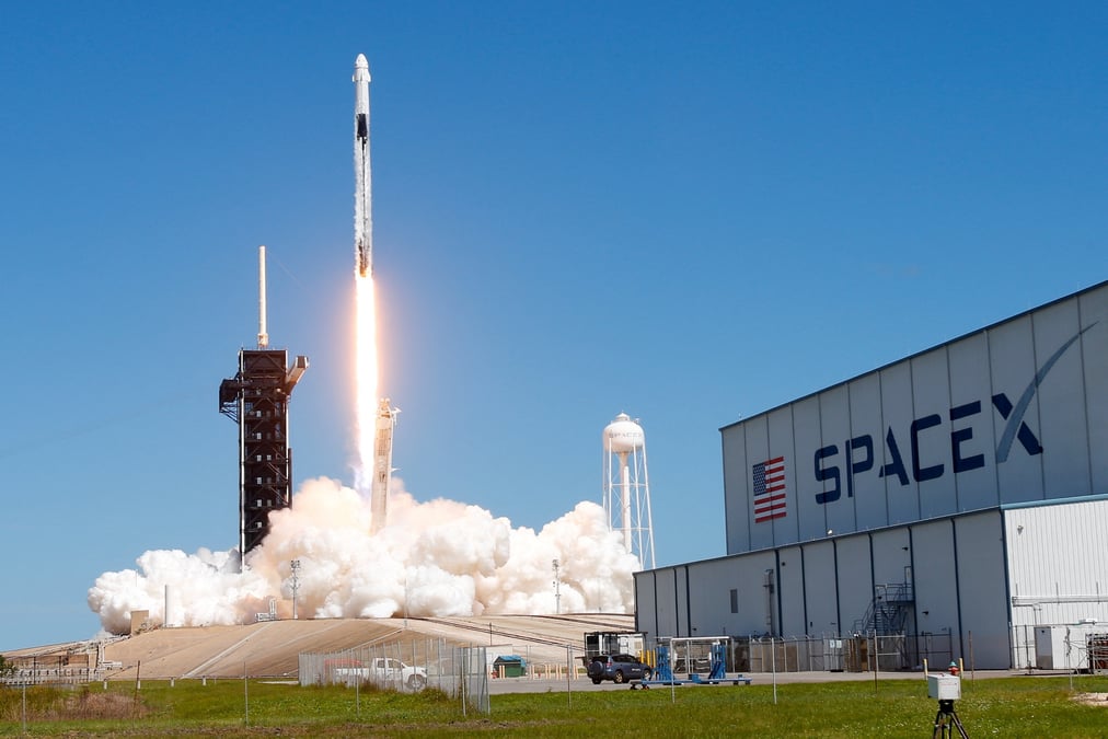 Une fusee de spacex decolle depuis le centre spatial kennedy de la nasa a cap canaveral, en floride (etats-unis)