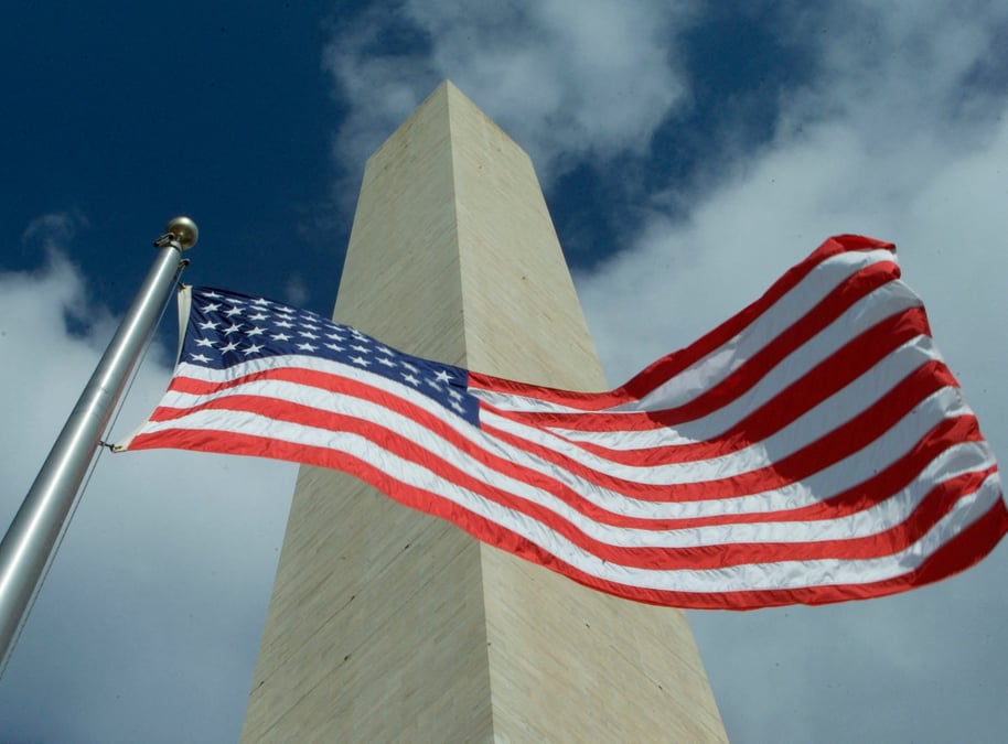 Le drapeau americain flottant devant le washington monument
