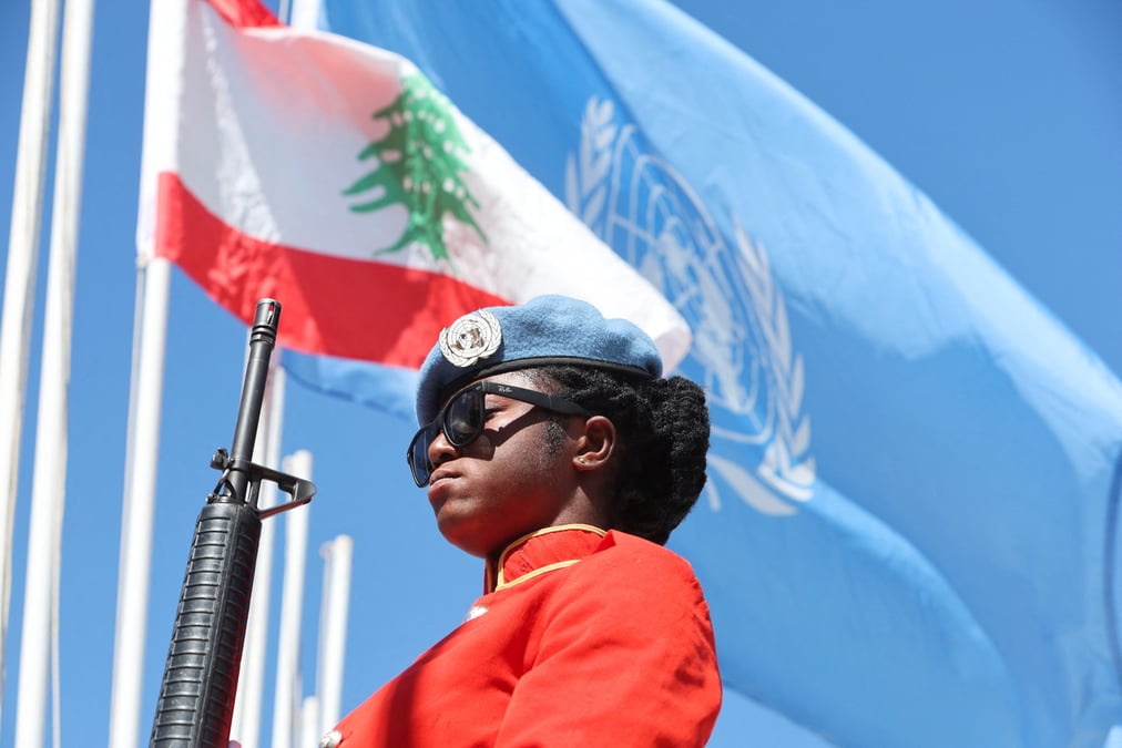 Un soldat de la paix de l'onu (finul) assiste a une ceremonie marquant la journee internationale de la paix a naqoura