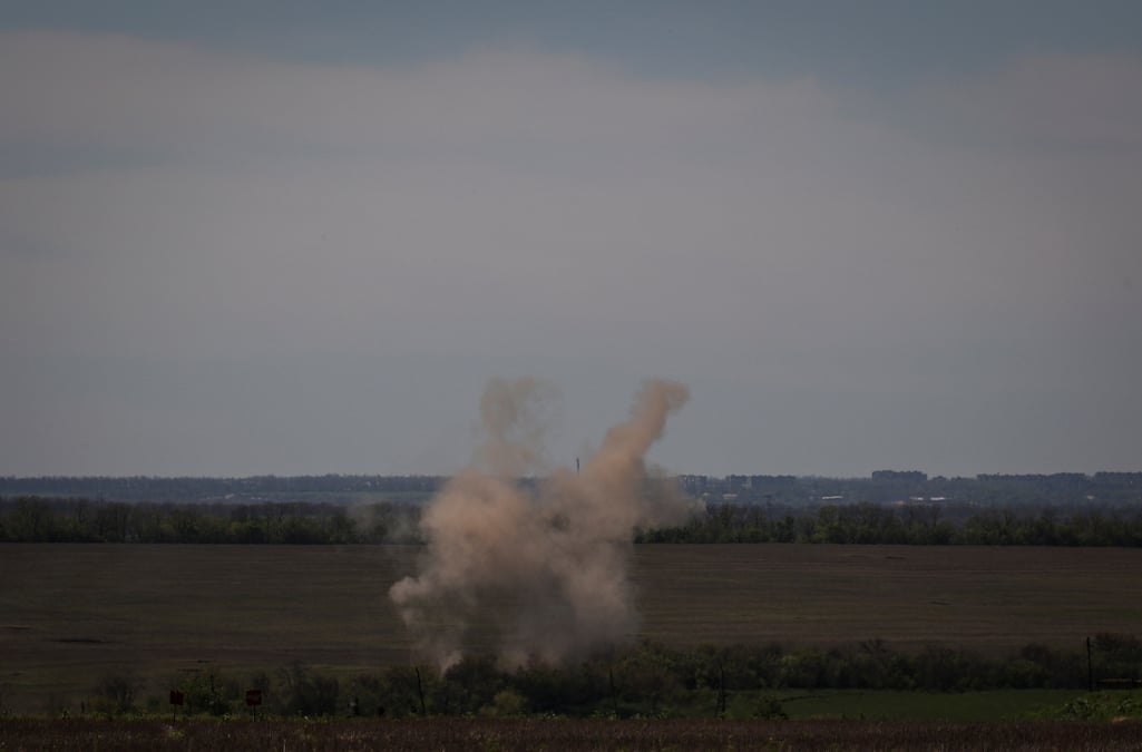 Une explosion lors d'un bombardement pres de la ville de bakhmut, en ukraine