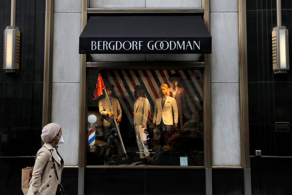 Une personne portant un masque passe devant bergdorf goodman sur la cinquieme avenue, alors que les detaillants signalent une baisse des ventes liee a l'epidemie de coronavirus a manhattan, new york city.