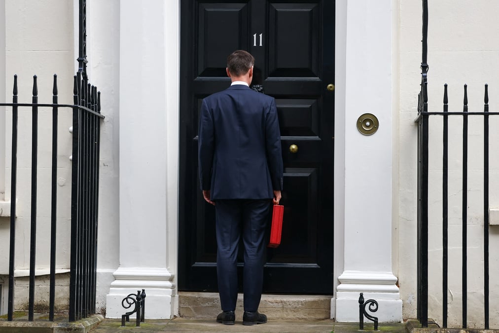 Le ministre des finances britannique jeremy hunt, devant son bureau a londres
