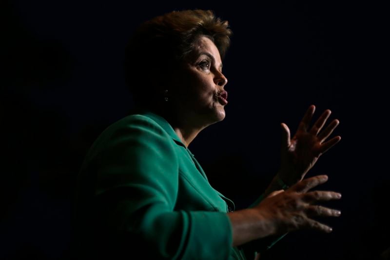 Dilma Rousseff et Aecio Neves au coude à coude dans les sondages