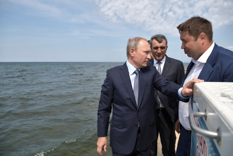Poutine, torse nu au bord d'un lac de siberie