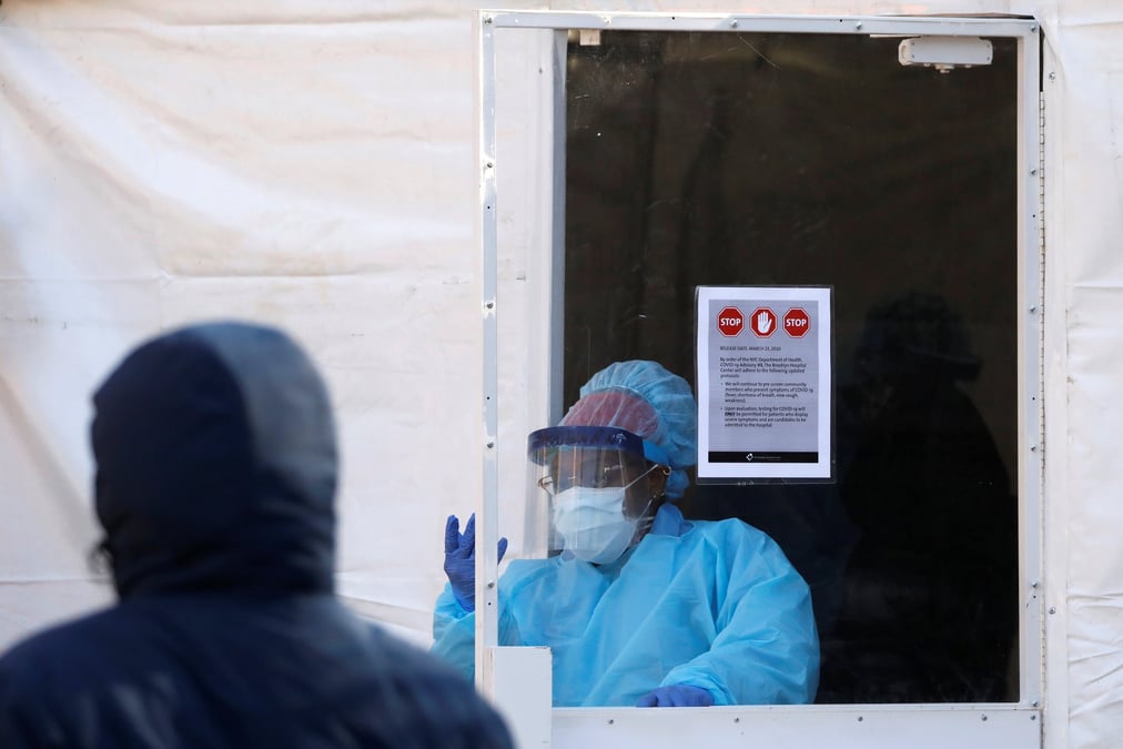Forte hausse du nombre de deces imputes au coronavirus aux etats-unis