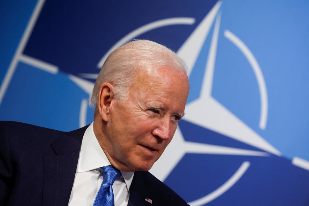 Les usa modifient leur positionnement militaire en europe, dit biden