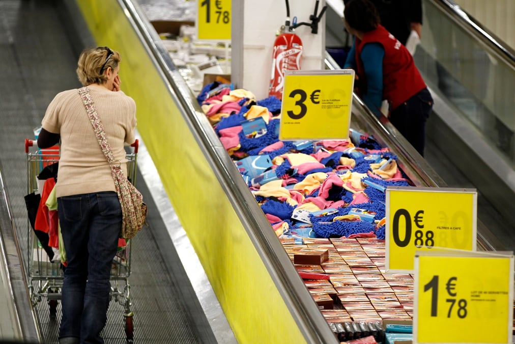 Une cliente dans un supermarche pres de paris