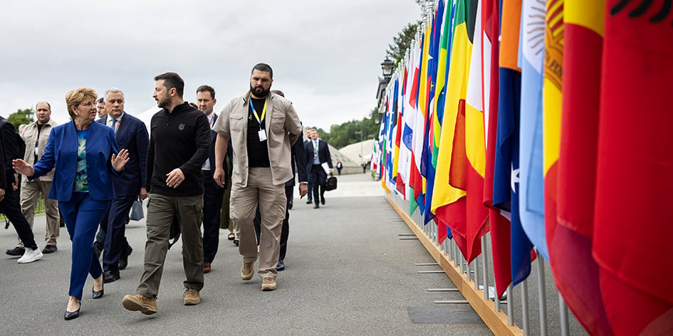 Volodymyr Zelensky avec Viola Amherd, la présidente de la Confédération helvétique, le 15 juin au Bürgenstock Resort.