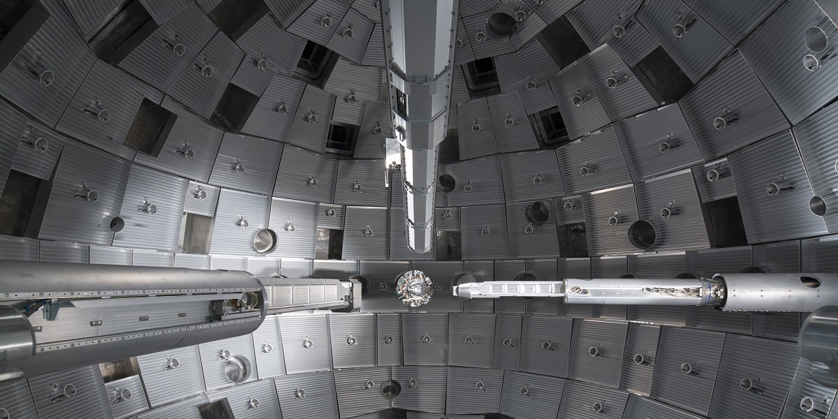 Vue sur l'intérieur de la chambre d'expériences où est placée une minuscule cible qui doit être bombardée par une centaine de faisceaux lasers.