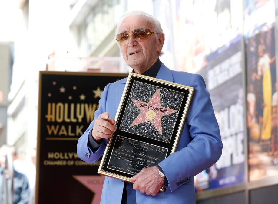 Charles aznavour obtient une etoile a hollywood