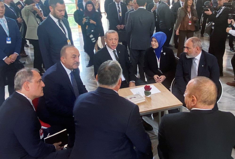 Le president turc erdogan s'entretient avec les dirigeants armeniens et azerbaidjanais lors d'un sommet europeen a prague