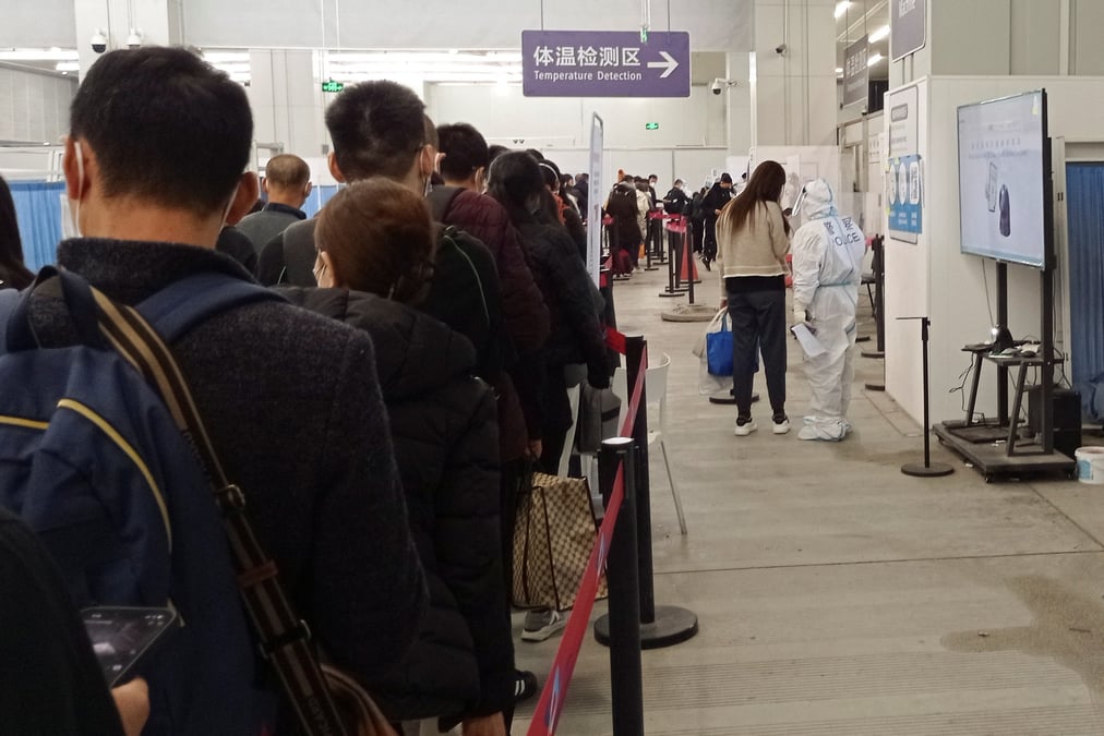 Photo des passagers qui font la queue a l'aeroport de chengdu, en chine