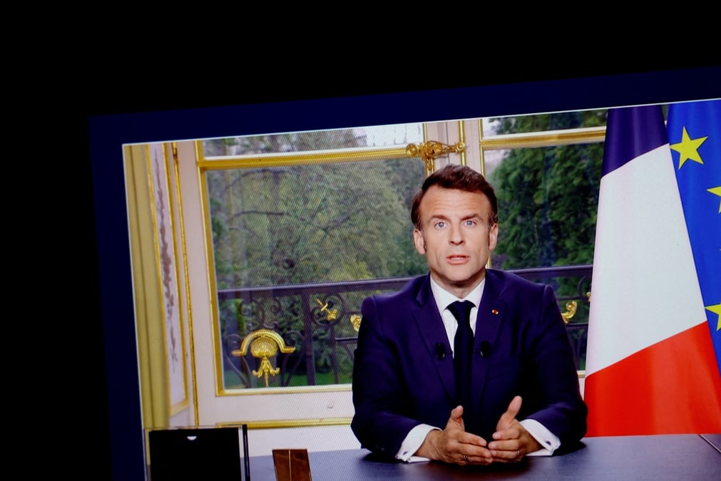 Le president francais emmanuel macron apparait sur un ecran, alors qu'il s'exprime lors d'un discours