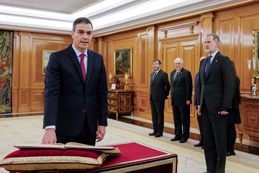 Le premier ministre espagnol pedro sanchez prete serment au palais de la zarzuela a madrid
