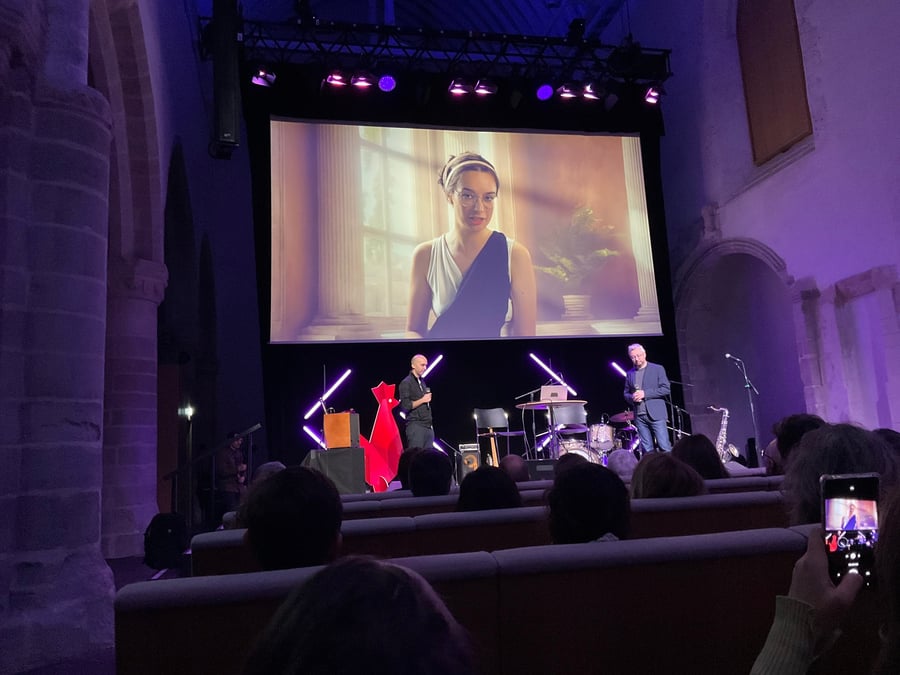 Lors de l'Imagine Summit a Rennes, le vidéaste Thibaut Giraud, le Monsieur Phi de la chaine YouTube de vulgarisation philosophique, et Ronan Letoqueux, président de Nerd Entertainment, ont présenté deux vidéos : l'une écrite et réalisée par la youtubeuse Louise (Selfie Storique) sur la mathématicienne et philosophe de l'Antiquité, Ipatie, l'autre, un pastiche de vlog écrit par Chat GPT. Au public de deviner laquelle a été générés par l'IA.