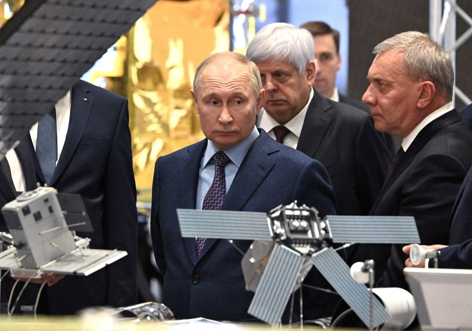 Vladimir poutine visitant un centre de recherche sur les fusees et l'espace pres de moscou