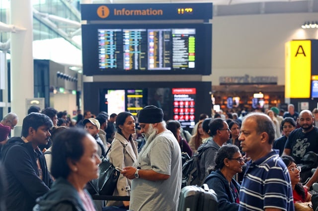 Des passagers en attente dans l'aéroport de Londres ce samedi 20 septembre.