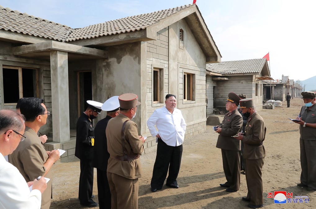 Coree du nord: kim jong-un inspecte une zone touchee par les inondations