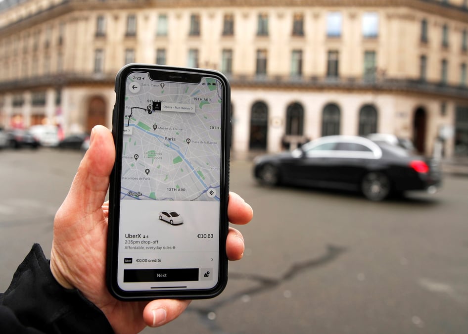 France: un "deal" entre uber et macron, alors a bercy, sur la licence vtc, selon le monde