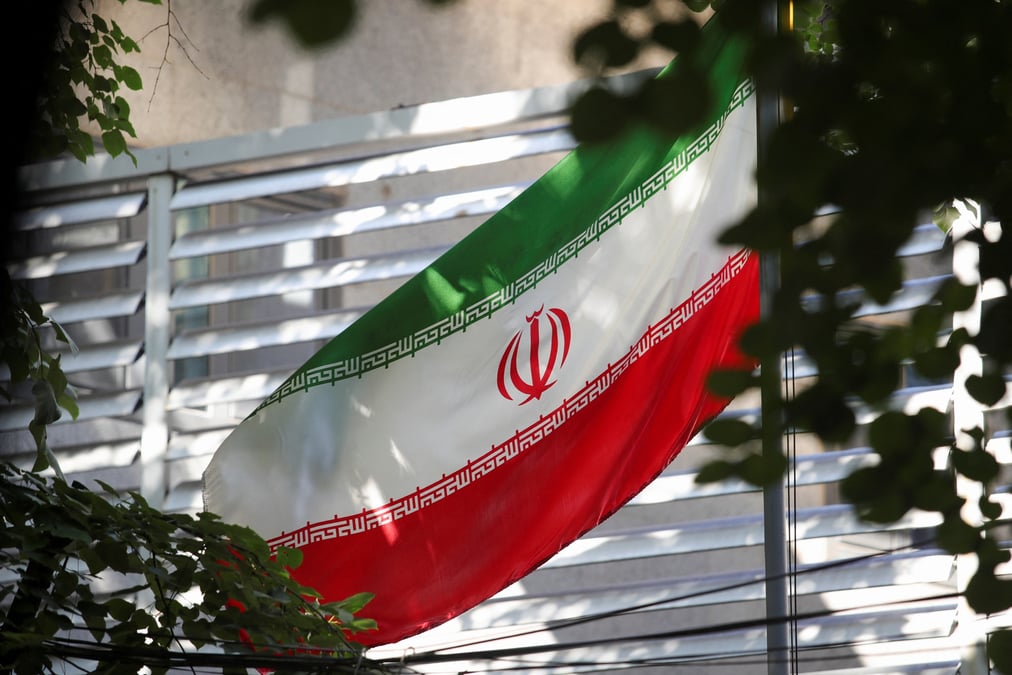 Le drapeau iranien a l'ambassade de la republique islamique d'iran, a tirana, albanie