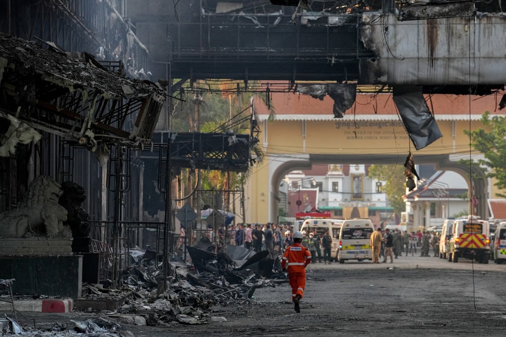 Des sauveteurs thailandais et cambodgiens se rassemblent devant l'hotel-casino grand diamond apres un incendie qui a fait au moins 10 morts et des dizaines de blesses a poipet