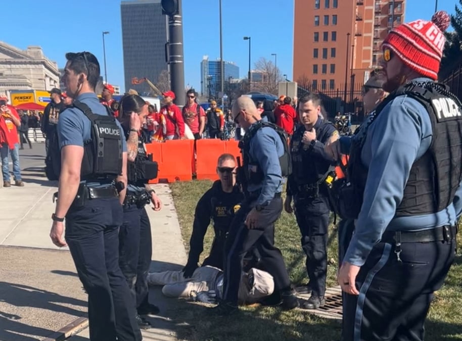 Des officiers de police arretant une personne apres une fusillade a kansas city