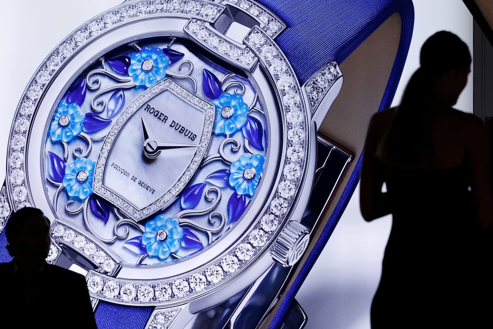 Les visiteurs sur le stand de roger dubuis lors du jour d'ouverture du salon sihh a geneve