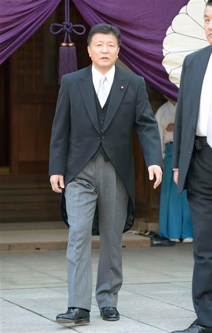 Un ministre japonais se rend au sanctuaire de Yasukuni