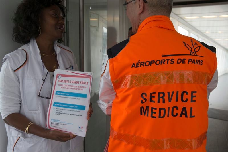 Les contrôles pour Ebola plus utiles aux aéroports au départ