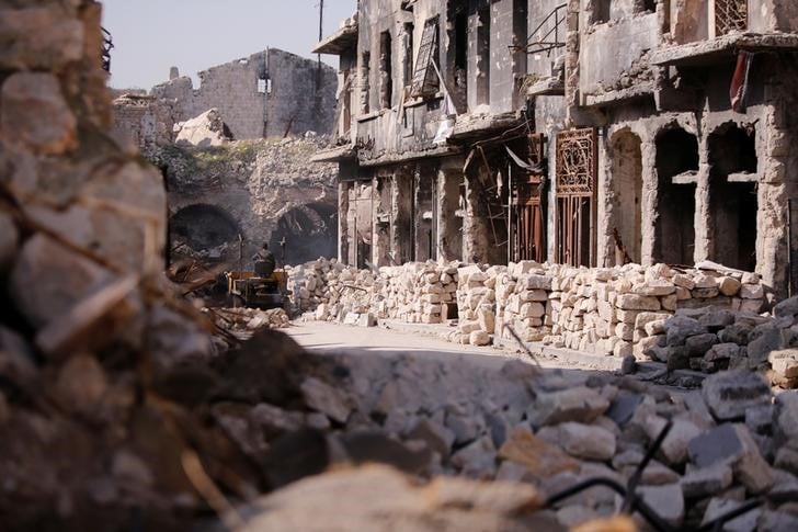 Des evacues de douma gagnent une zone rebelle pres d'alep