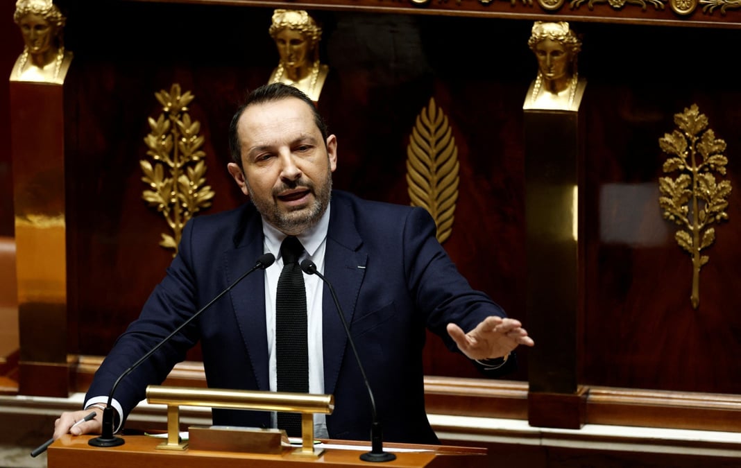 Le vice-président du Rassemblement national, Sébastien Chenu, prenant la parole lors de la motion de censure du RN contre le gouvernement Bayrou le 16 janvier 2025.