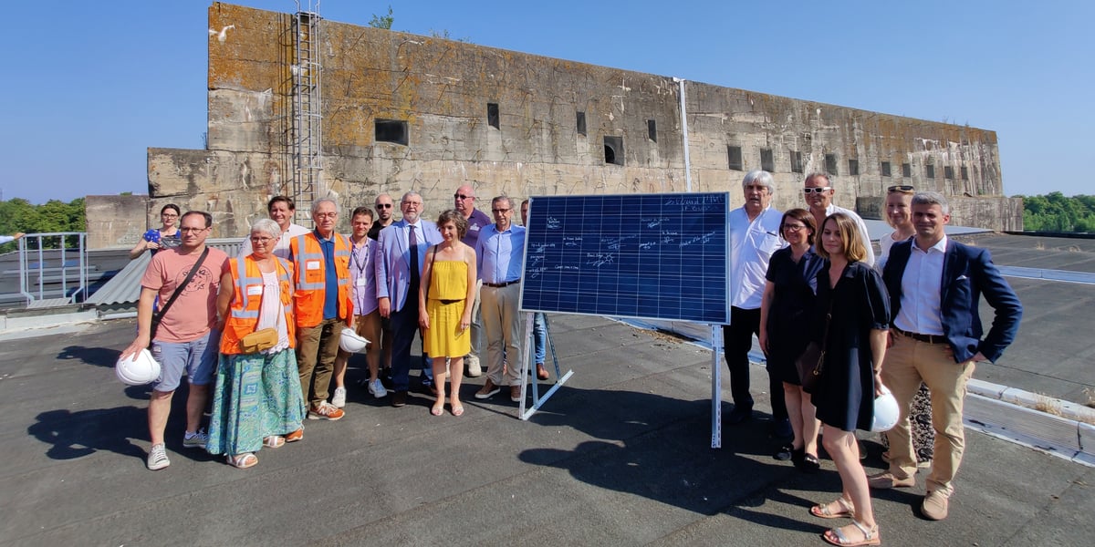 Un panneau solaire symbolique a été signé sur le toit de la base sous-marine au nord de Bordeaux. Le raccordement de la centrale photovoltaïque est annoncé pour mai 2026.