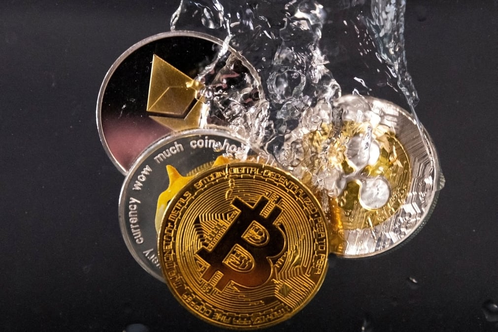 Photo d'illustration d'archives de jetons representant les reseaux de crypto-monnaies bitcoin, ethereum, dogecoin et ripple