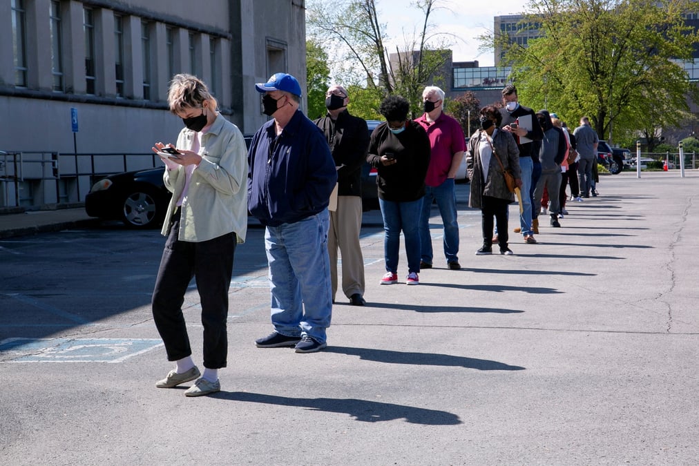 Des gens font la queue devant un centre de carriere a louisville, etats-unis