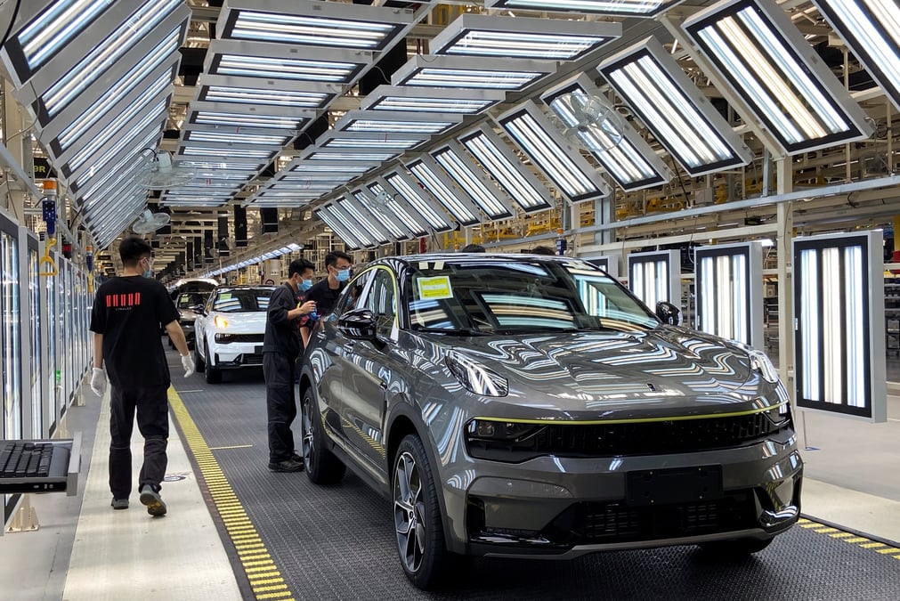 Des employes travaillent sur une chaine de production de voitures lynk & co a ningbo